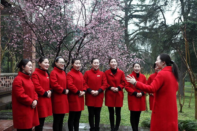 國(guó)家二級(jí)演員、揚(yáng)州市文化館社會(huì)工作中心主任周倩為船娘們培訓(xùn)揚(yáng)州小調(diào)